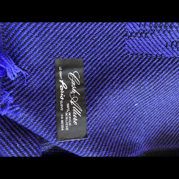 Blue winter scarf - Picture 2 of 3